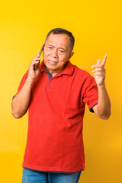 Portret boos verdrietig depressief bezorgd senior man oude werknemer vader werknemer praten aan de telefoon i