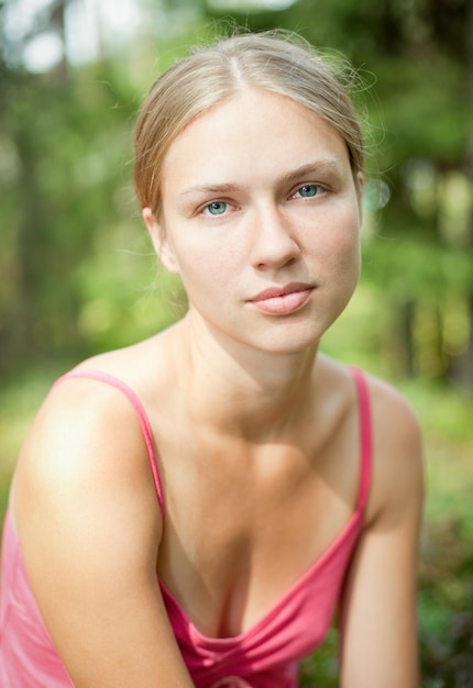 Portret buiten van een jonge blanke vrouw