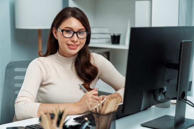 Portret casual glimlachende mooie vrouw op zoek naar camera om te poseren Postulate