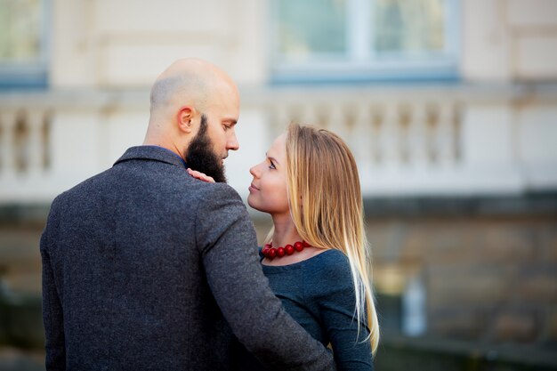 Portret close-up paar langharige jonge sensuele vrouw terug gebogen ontroerende baard van man met snor gebogen over meisje gezicht met haar grijs, verticaal beeld