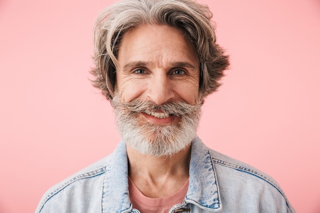 Portret close-up van tevreden oude man jaren '70 met grijze baard glimlachend geïsoleerd