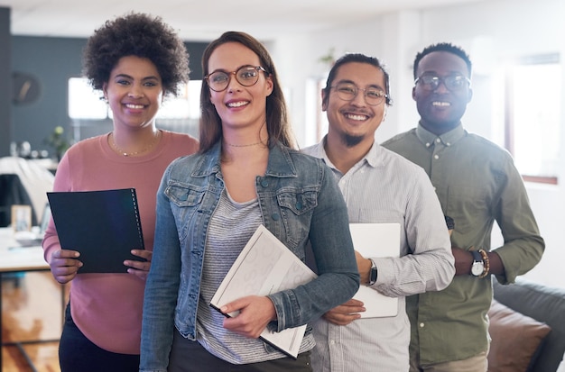 Portret creatieve groep en leider met gelukkige zakenmensen met papier voor diversiteit of inclusie beleid Team gezicht en personeel bij start-up voor ondersteuning over ons of samenwerking met campagne manager
