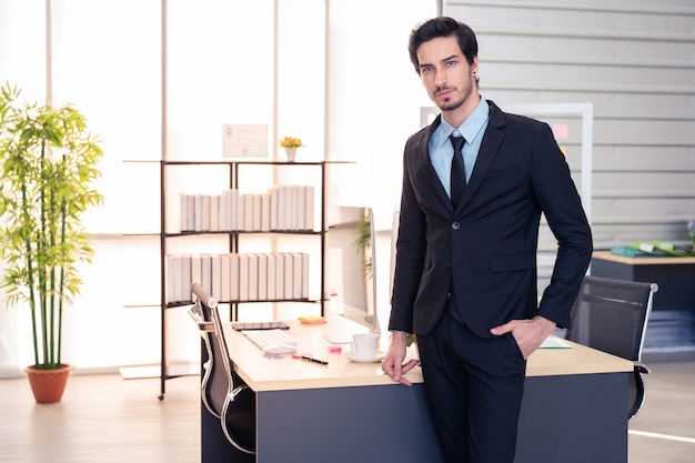 Portret dat van de bedrijfsmens zich in bureau bevindt