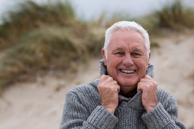 Portret dat van de hogere mens zich op het strand bevindt