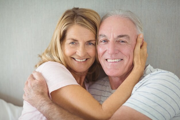 Portret dat van gelukkig hoger paar elkaar omhelst