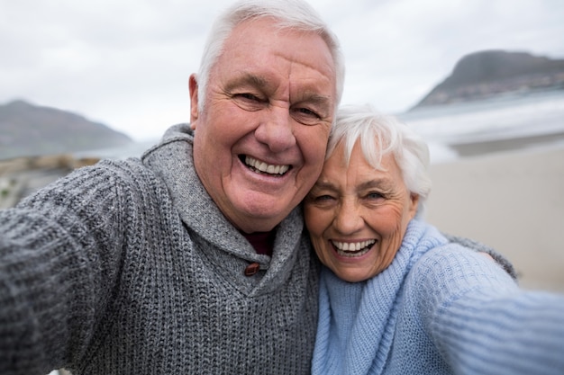 Portret dat van hoger paar zich op het strand bevindt