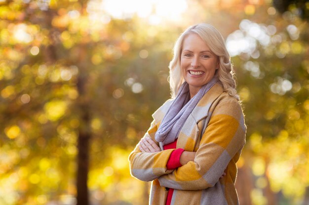 Portret dat van jonge vrouw zich bij park bevindt