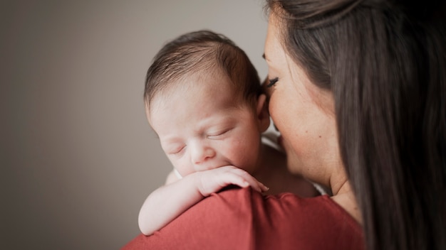 Portret dat van moeder weinig baby houdt