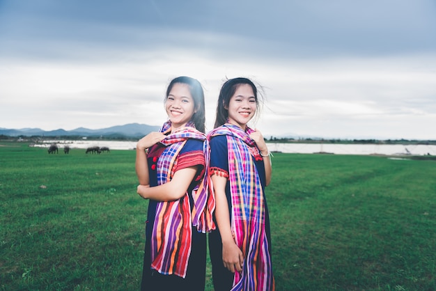 Portret dat van mooi Aziatisch meisje met lokale kleding, zich in de mist van fieldt bij platteland van Thailand bevindt