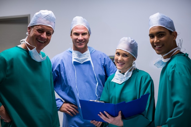 Portret die van chirurgensteam zich in gang bevinden