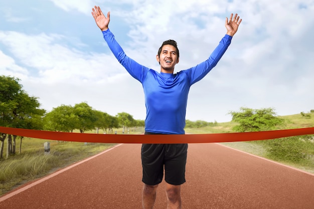 Portret die van de aziatische mens over de afwerkingslijn lopen