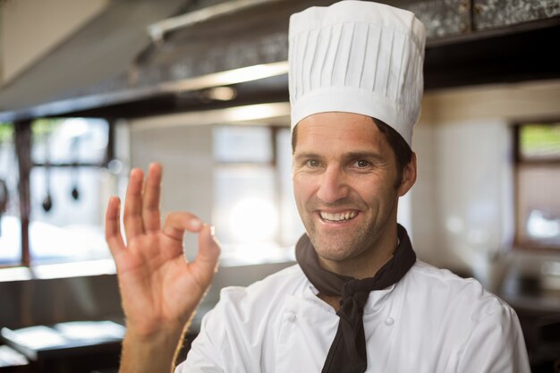 Portret die van gelukkige chef-kok ok teken maken