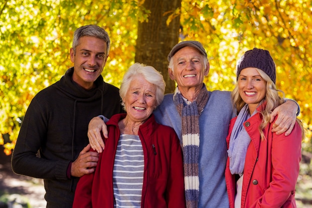 Portret die van gelukkige familie zich bij park bevinden