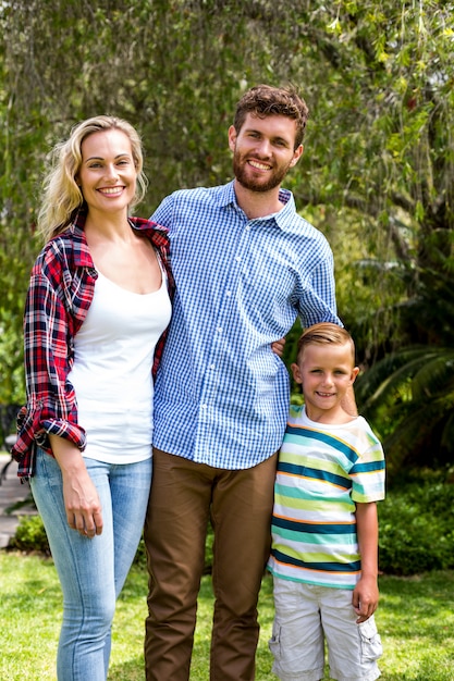 Portret die van gelukkige familie zich bij werf bevinden