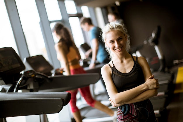 Portret die van jonge vrouw zich in de gymnastiek bevinden