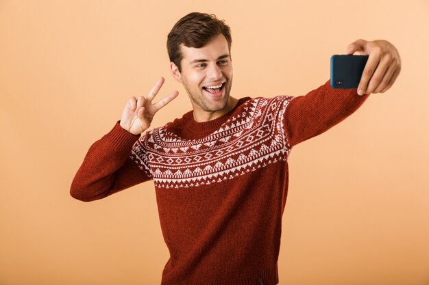 Portret een glimlachende jonge man staan