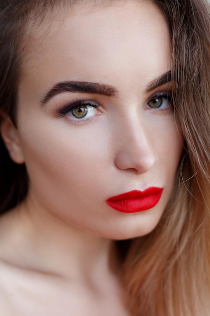 Portret, emoties, mensen, beauty concept - Fashion art studio portret vrouw met rode lippen. Modieuze lippenstift. Professionele cosmetica. Portret van schoonheid in zwarte jurk met grote sexy lippen.
