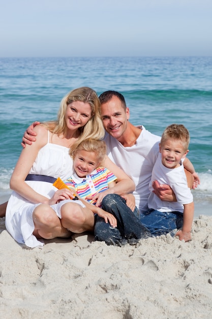 Portret fa vrolijke familie bedrijf zonnescherm