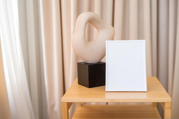 Portret foto frame mockup op houten tafel. Scandinavisch minimalisme. Hoge kwaliteit foto