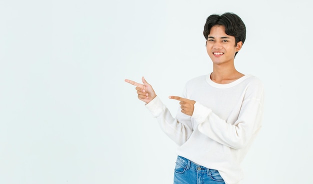 Portret geïsoleerde studio shot van Aziatische jonge Lgbtq homo glamour gelukkig knappe biseksuele homoseksuele mannelijke mannequin in casual outfit staande rechte glimlachende blik op camera op witte achtergrond