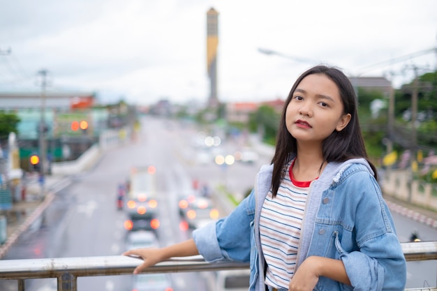 Portret gelukkig jong Aziatisch meisje, glimlach meisje de deur uit.