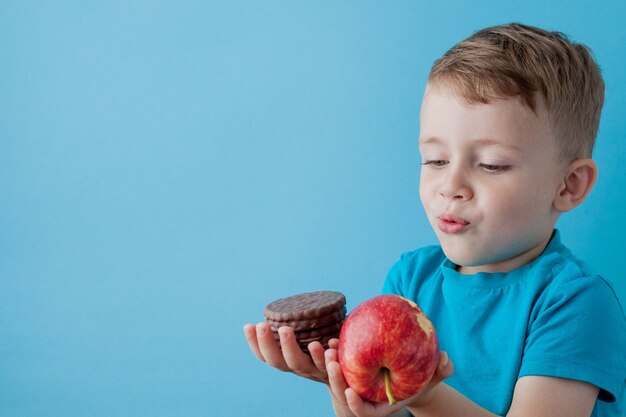 portret gelukkig, lachende jongen die junkfood kiest.