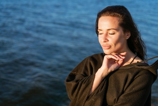 Portret gelukkig lachende vrouw op strand Lachende sensuele brunette poseren