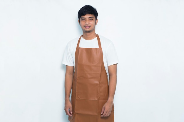 portret gelukkige jonge aziatische man barista serveerster geïsoleerd op witte achtergrond