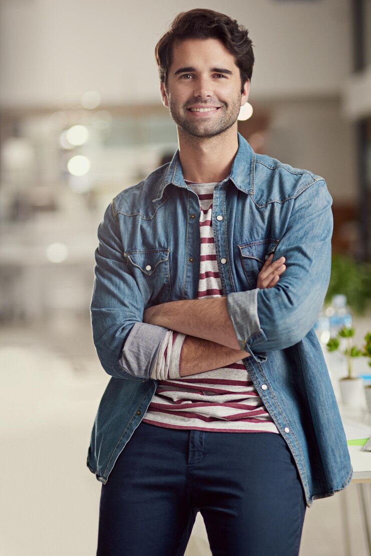 Foto portret glimlach en zaken met man armen gekruist grafisch ontwerper en creatieve consultant voor project gezicht persoon en generatie z met werknemer of startup met modern kantoor en werknemer met vertrouwen
