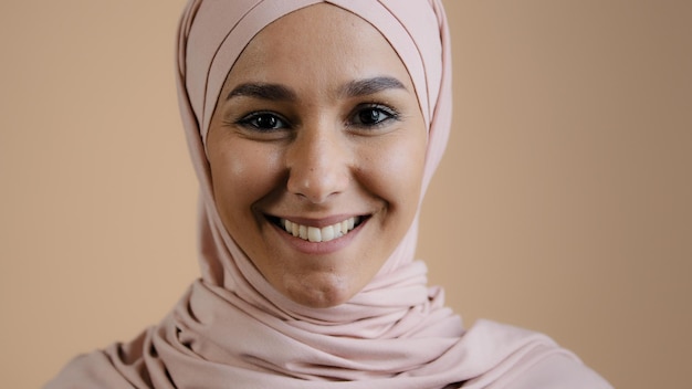 Portret glimlachend moslimvrouwelijk hoofdfoto close-up gezicht jong meisje in hijab dat naar de camera kijkt Arabisch meisje