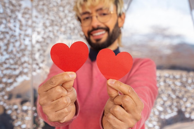 Foto portret glimlachende jonge vrouw met harten op valentijnsdag buiten