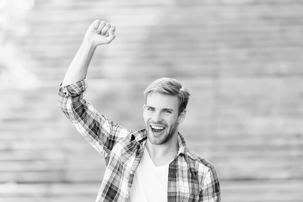 Foto portret goed uitziende man casual stijl vreugdevolle dag concept