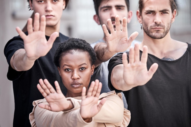 Foto portret handen en protest in de stad met stop besluitvorming en keuze met gebaar voor vrede gemeenschapsolidariteit en groep mensen in teamwerk activisme en steun tegen racisme in bijeenkomst
