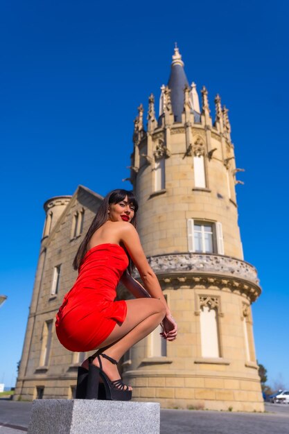 Portret in rode jurk in mooi kasteel aantrekkelijk meisje