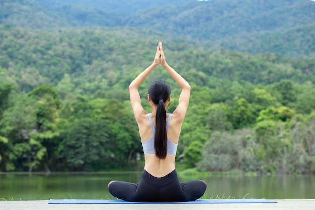 Portret jonge Aziatische vrouw beoefenen van yoga op de natuur