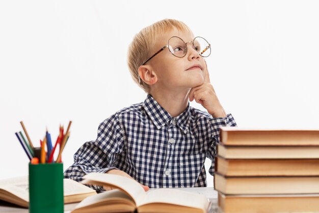 Portret jonge jongen studeren