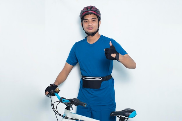 portret jonge knappe Aziatische man wielrenner duim opdagen ok gebaar geïsoleerd op een witte achtergrond