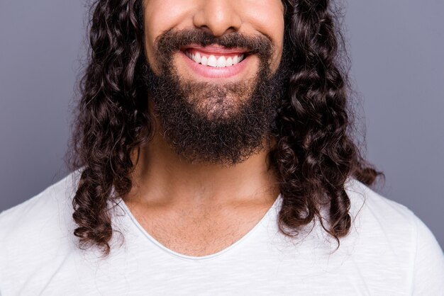 portret jonge man met baard en lang haar