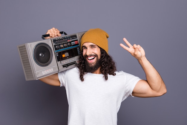 Portret jonge man met baard en lang haar