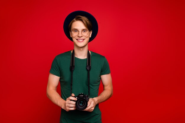Portret jonge man met hoed met camera