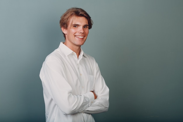 Portret jonge man staande portret in de studio.