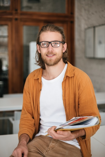 portret jonge mannelijke leraar in de klas