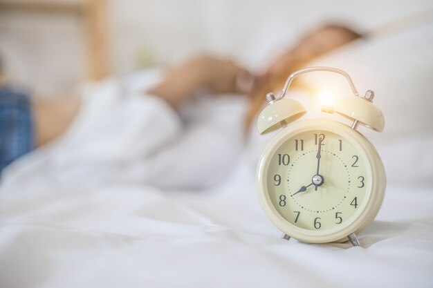 portret jonge mooie vrouw op bed in de mooie slaapkamer