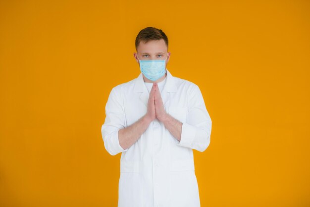 Portret jonge uitgeputte arts met blauw medisch masker op gezicht Preventie van coronavirus nCov19