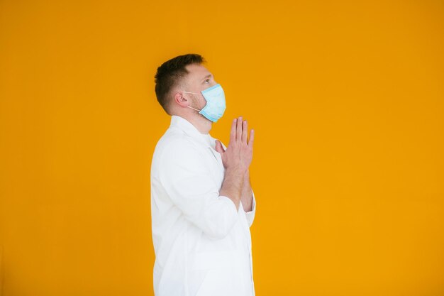 Portret jonge uitgeputte arts met blauw medisch masker op gezicht Preventie van coronavirus nCov19