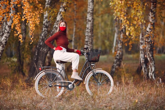 portret jonge vrouw fietsten