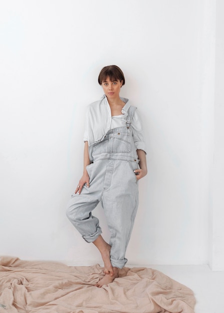 Foto portret jonge vrouw in jumpsuit