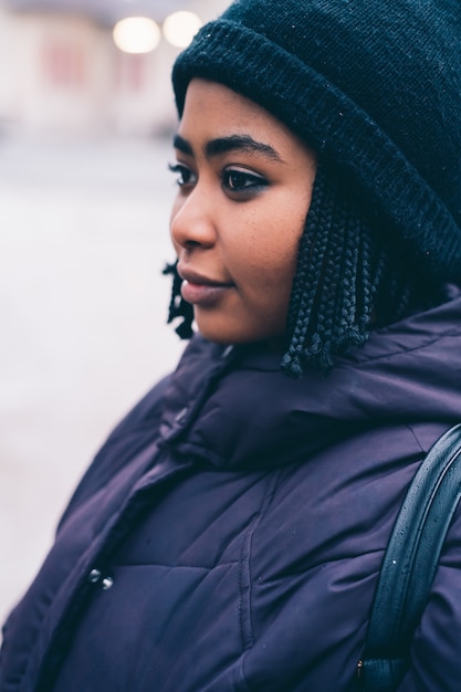 Portret jonge vrouw lachend