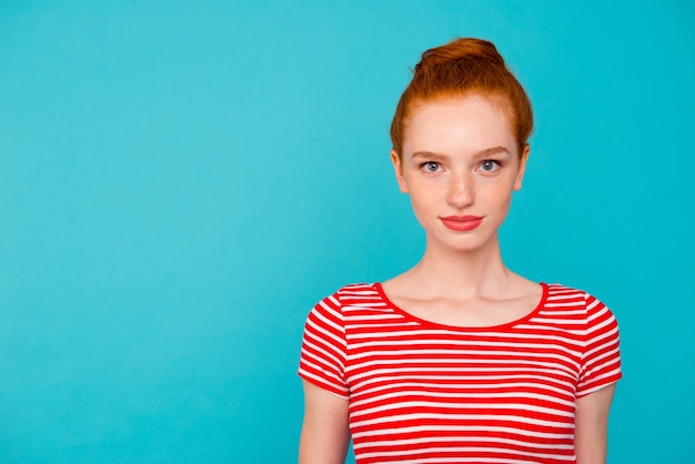 portret jonge vrouw met broodje kapsel