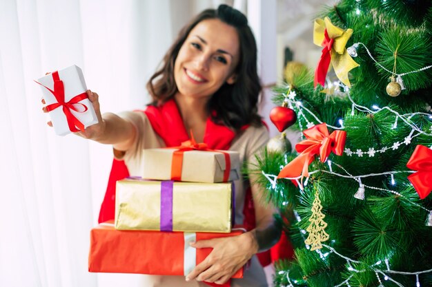 portret jonge vrouw met geschenkdoos thuis op kersttijd